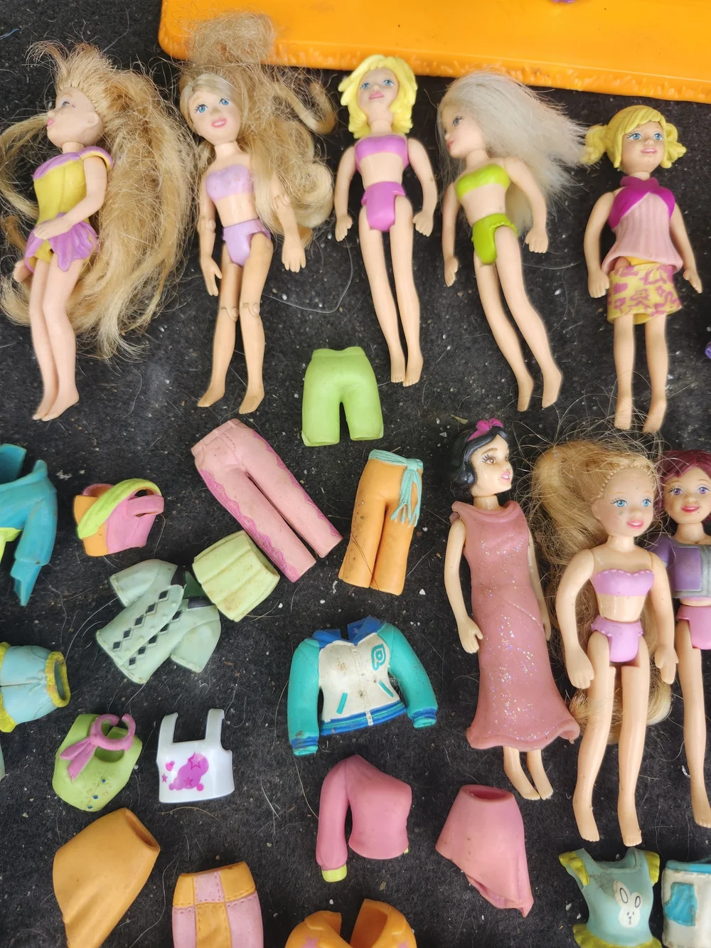 Lot Of 19 Vintage Polly Pocket Dolls & Over 75 Accessories